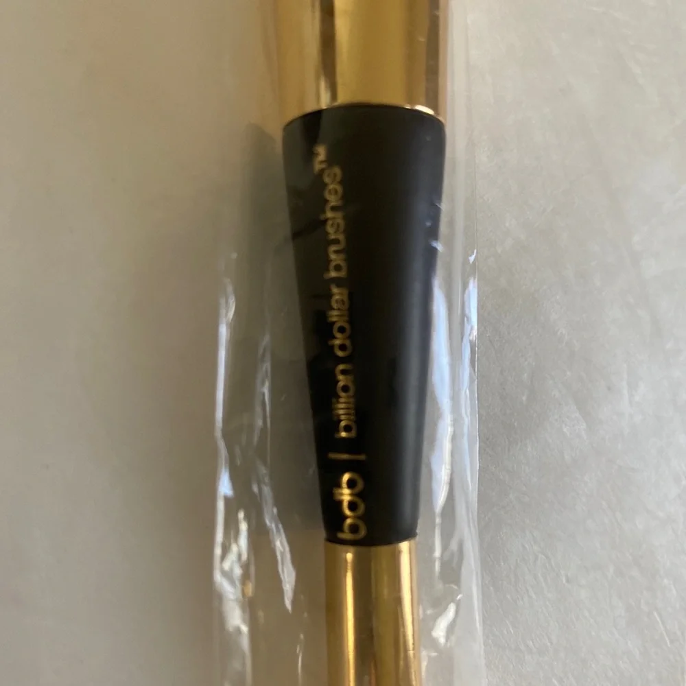 BILLION DOLLAR BROWS Sculpting Duo Brush $35 Charcoal-infused synthetic bristles